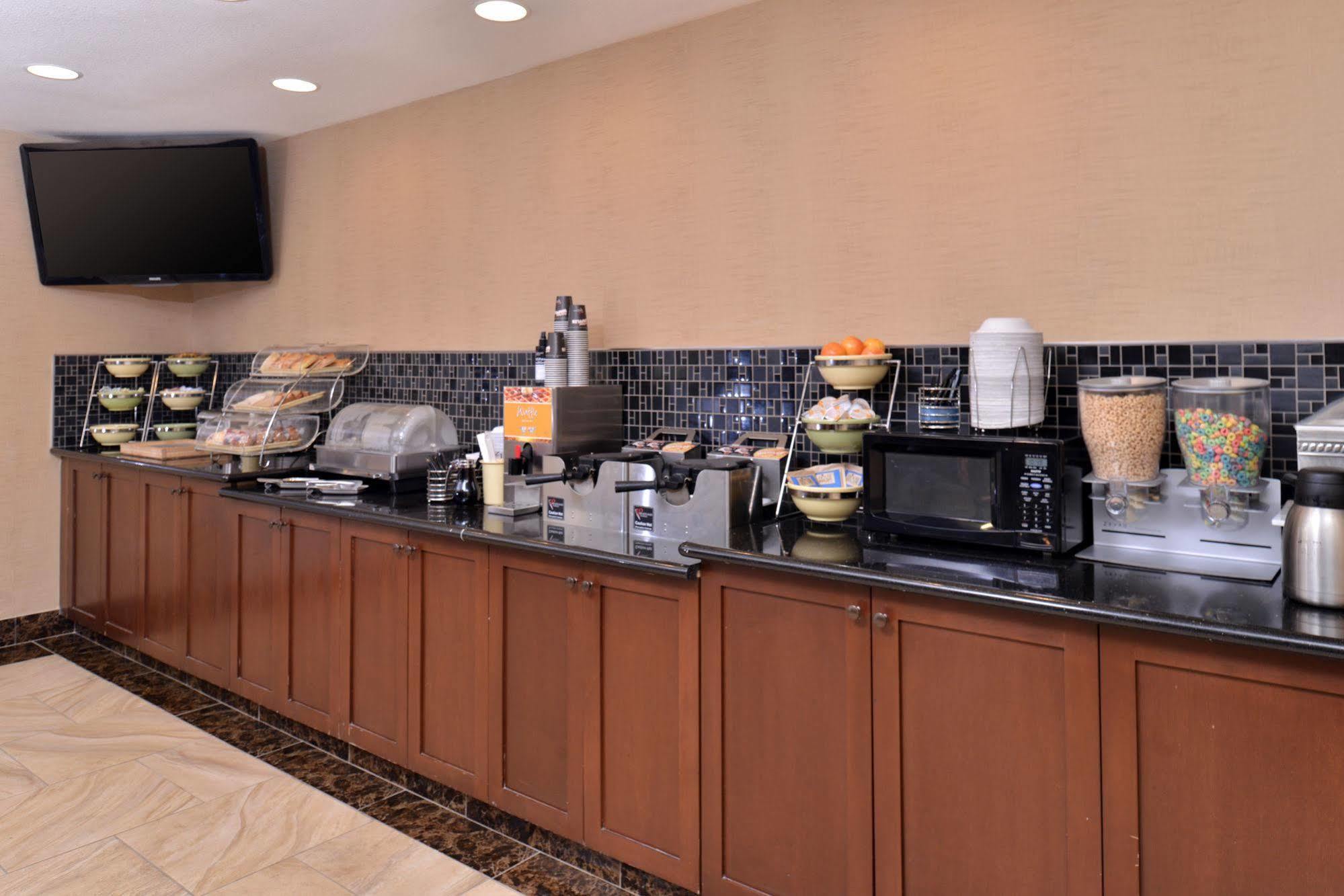 Best Western Woodland Inn Екстериор снимка