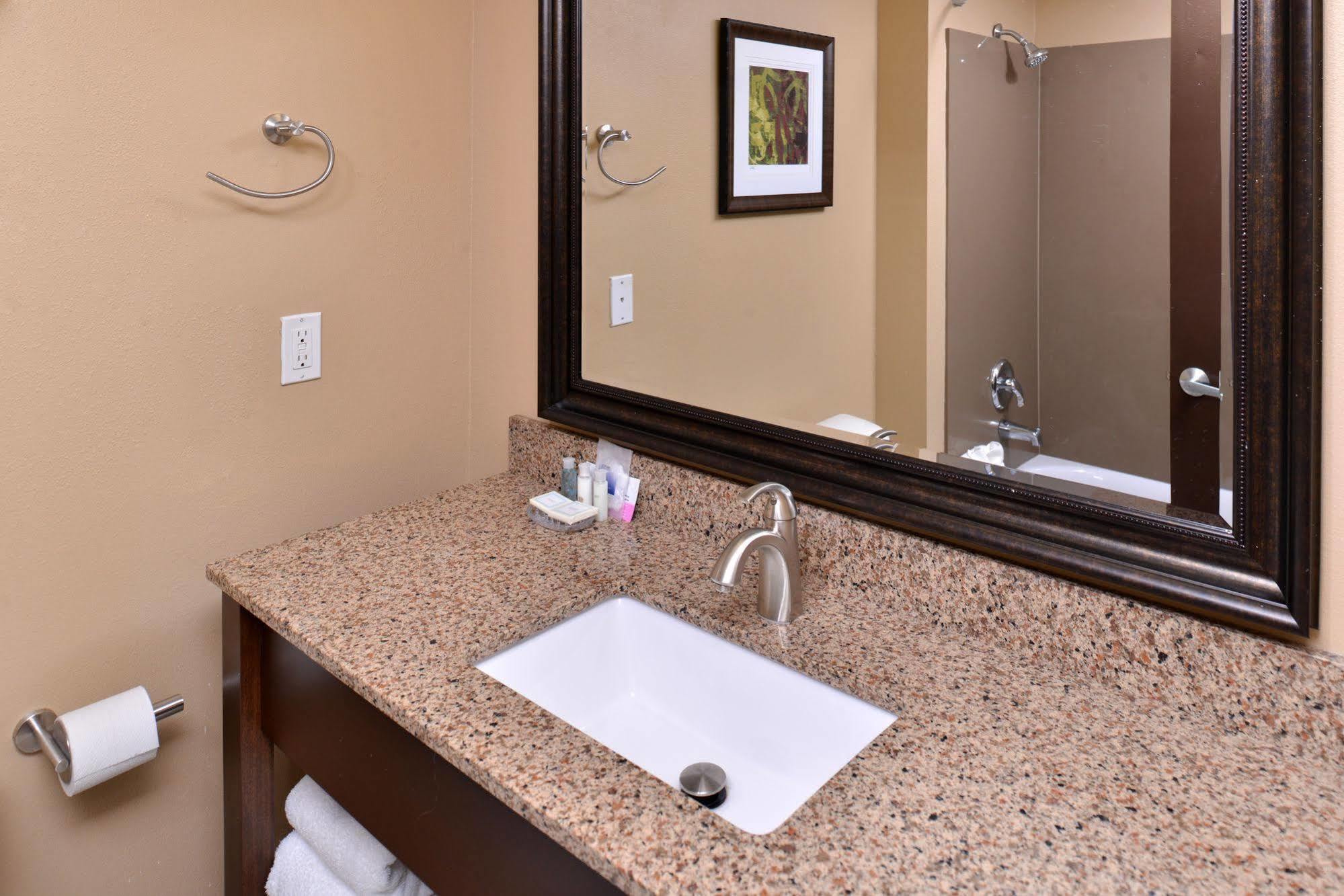 Best Western Woodland Inn Екстериор снимка